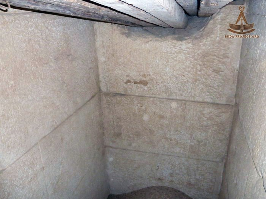 Bent Pyramid Pharaoh Sneferu Snefrou Dynasty IV Burial Chamber Portcullis Granite Ancient Egypt
